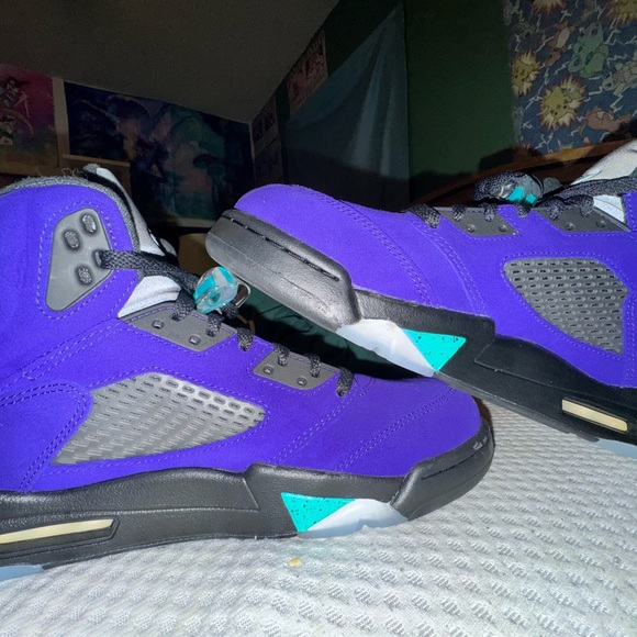 Jordan retro 5’s Alternate Grape size 10.5